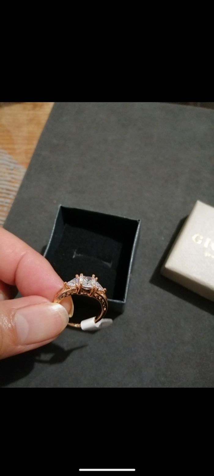 Magnifique bague Gioyes plaqué or 24 carats sertis de zirconiums. Taille 17 mm - photo numéro 4