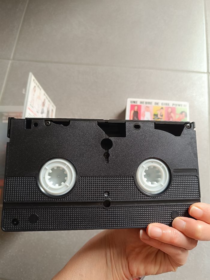 Lot de Lot de 2 cassettes VHS Spice Girls et un porte-clés. - photo numéro 9