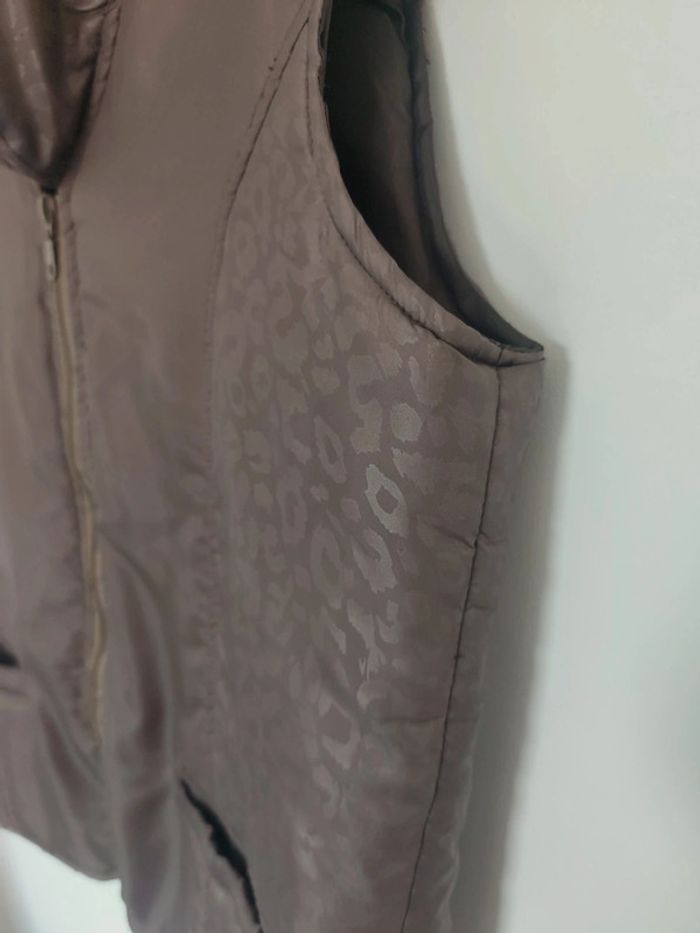 Doudoune sans manche marron
blouson  veste
 #top #manteau #marron imprimé léopard animal - photo numéro 2