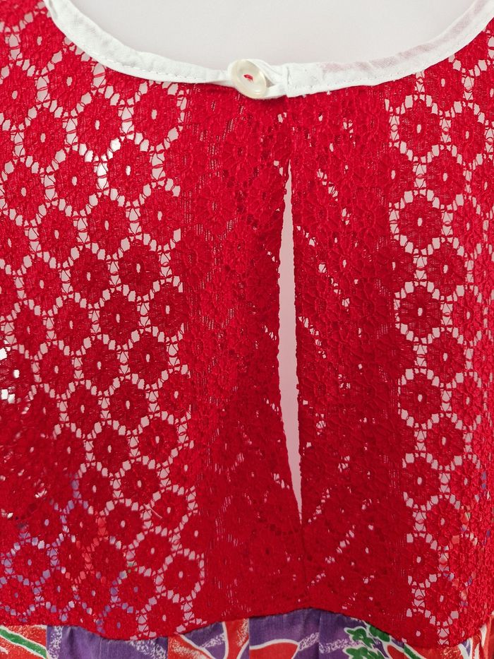 Robe polynésienne violette à motif fleurs à détail dentelle - photo numéro 10