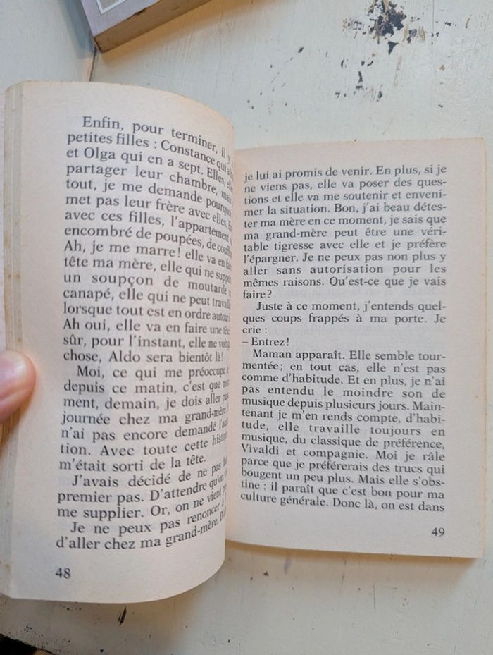 Lot de deux livres de poche : Quatre de trop et Jessie la Parfaite - photo numéro 10