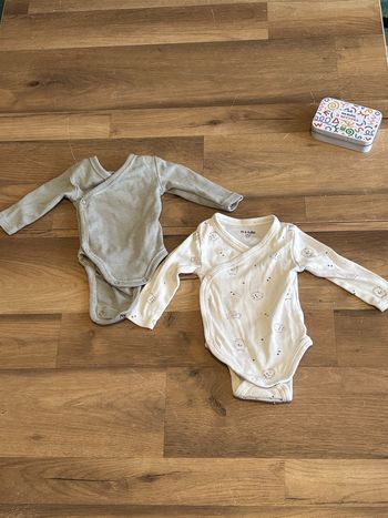 Je vend 2 body bébé garçon taille 1 mois très bon état
