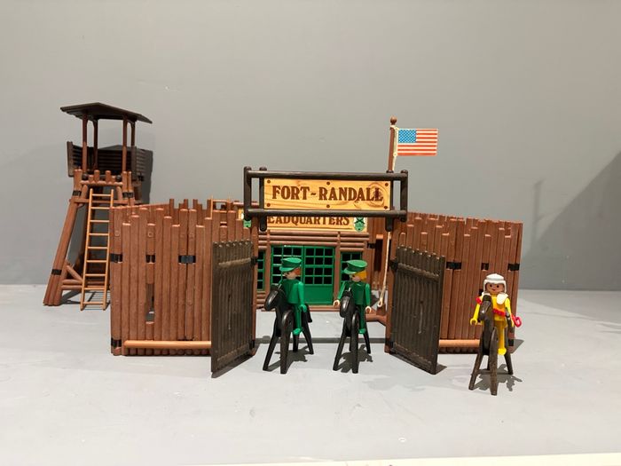 Playmobil Fort Randall Western vintage cowboy Indien Tour de garde Quartier général 2 Echelles Drapeau US 3 personnages - photo numéro 3