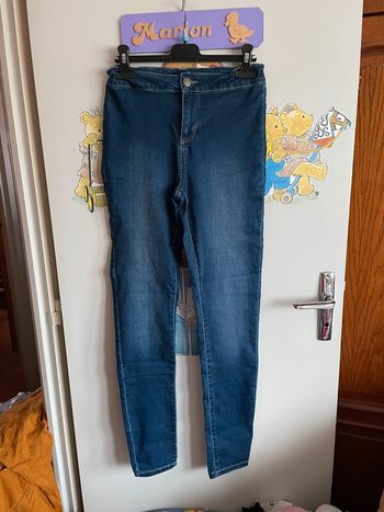 Jean bleu, taille Xs, marque Kiabi.