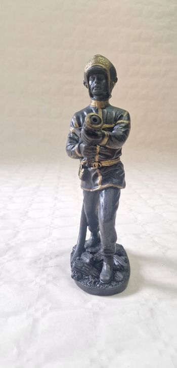Figurine / statue pompier avec sa lance