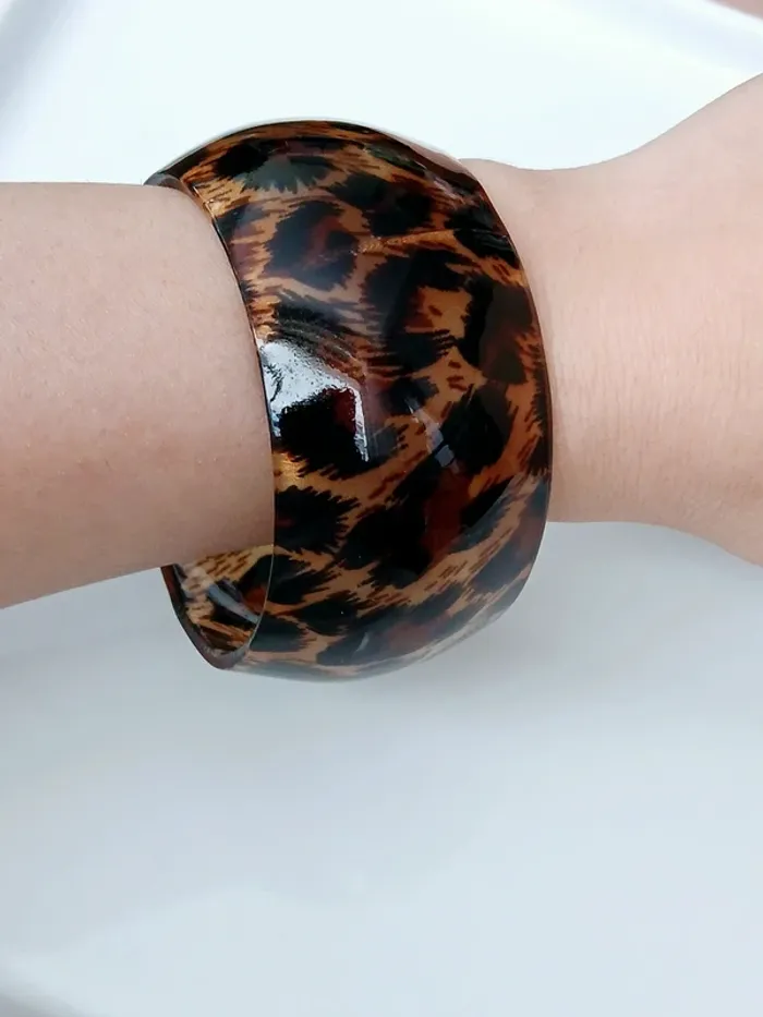 Bracelet manchette résine imprimé léopard – style bold chic