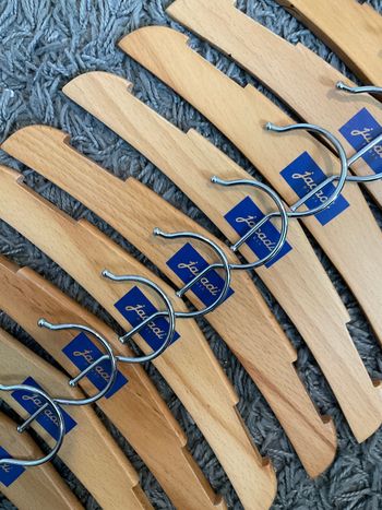 Lot 25 cintres réservés