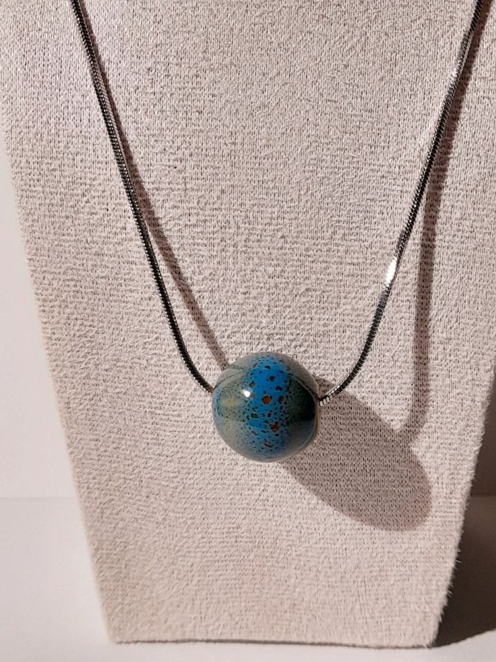 Collier perle ceramique bleue