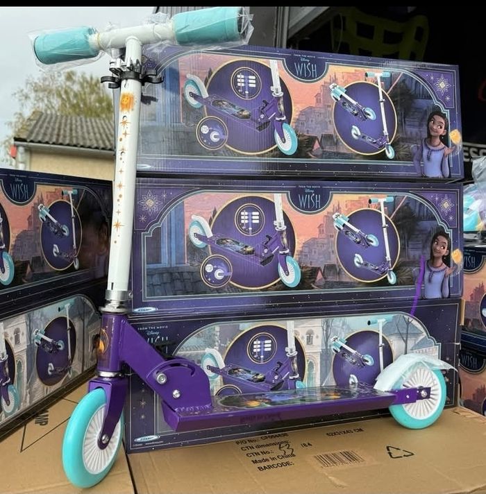 Trotinette 2 roue frein arrière wish avec son casque disney