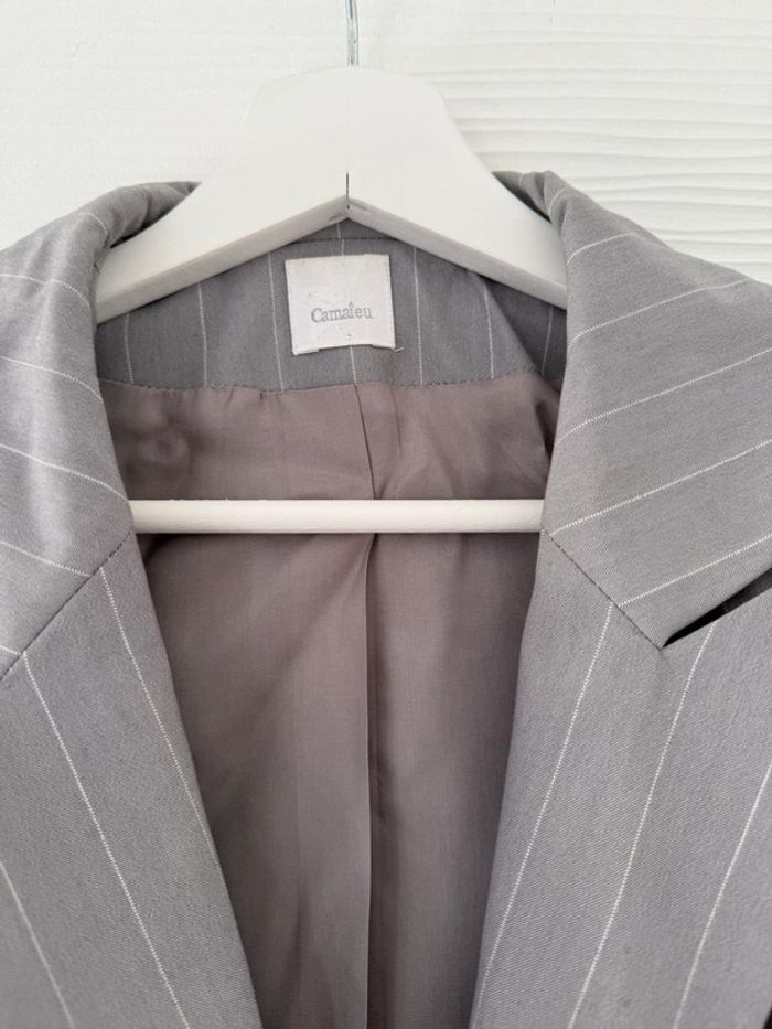 Veste de tailleur grise à rayures blanches classe élégante - photo numéro 4