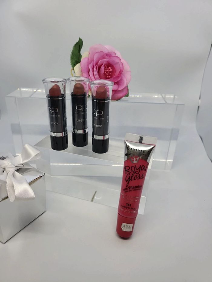 Lot 3 rouges à lèvres et un gloss - photo numéro 1