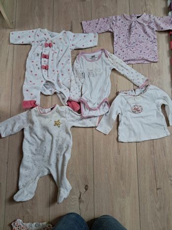 Lot vêtements bébé avec tâches jaunes (tâches de lait)