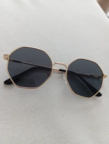 Paire de lunettes de soleil neuve