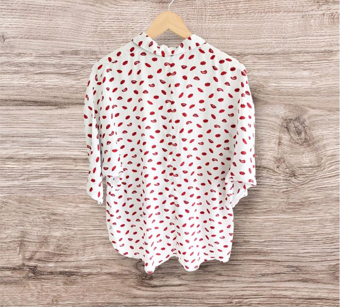 Chemise manches 3/4 blanc à motifs lèvres rouge Jennyfer taille 36 S - photo numéro 3