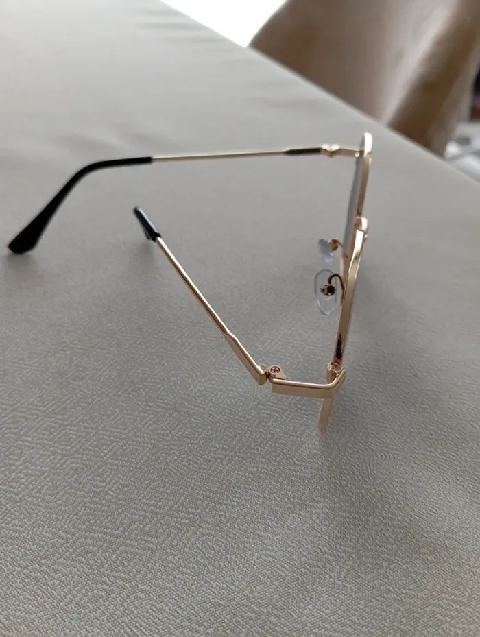Paire de lunettes de soleil neuve - photo numéro 2
