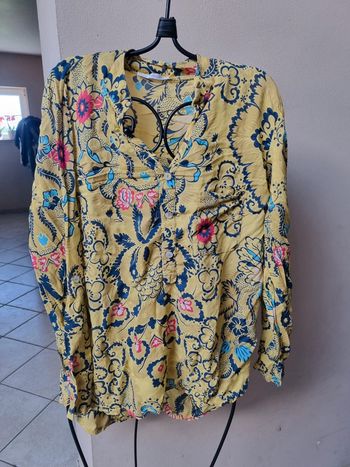 Blouse jaune et bleue