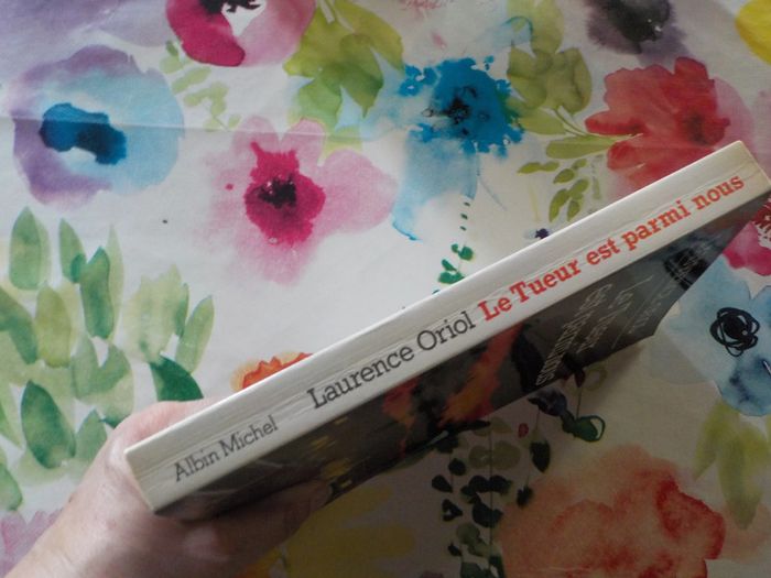 Le tueur est parmi nous de Laurence Oriol Ed. Albin Michel - photo numéro 3