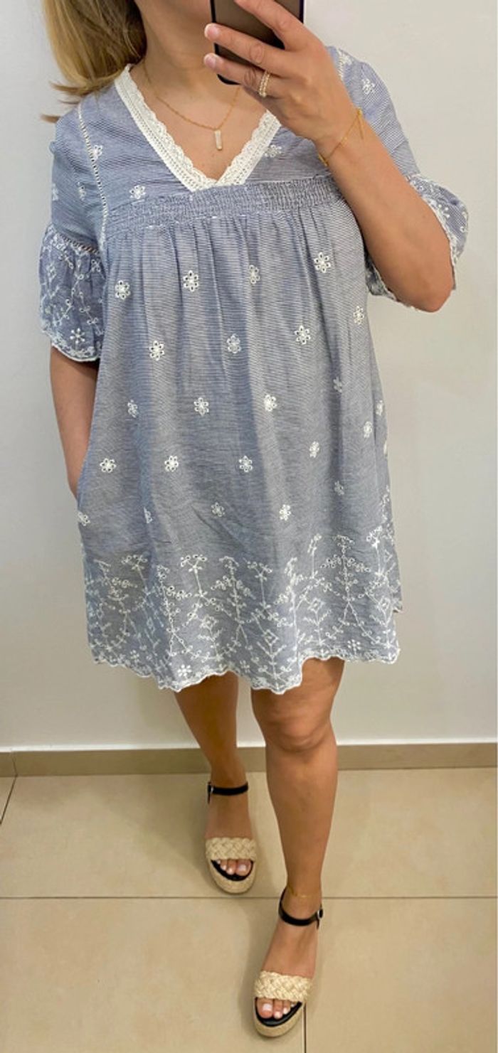 Petite Robe Courte ZARA Rayée Avec Broderie Taille M - photo numéro 3