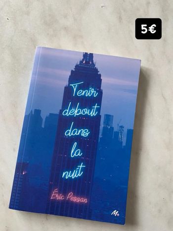 Tenir debout dans la nuit 📚