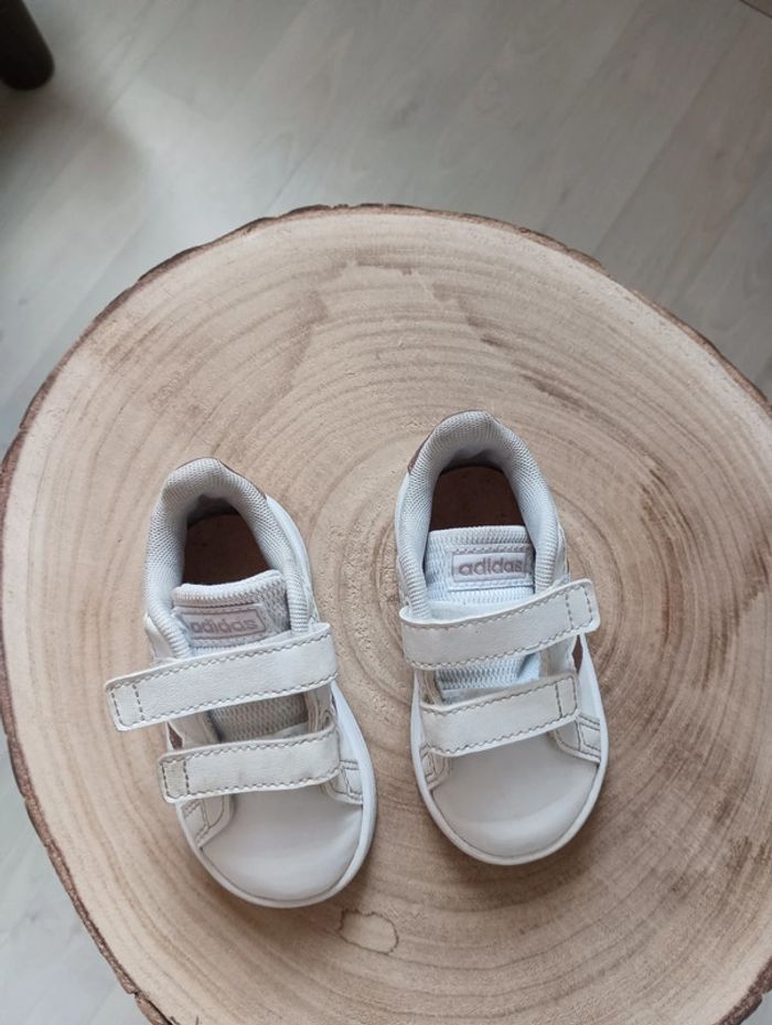 Basket Adidas taille 20 en très bon état - photo numéro 2