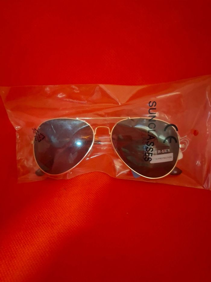 Lunettes de soleil Sur-Lux neuves avec étiquettes protection 400CE verres fumé - photo numéro 3