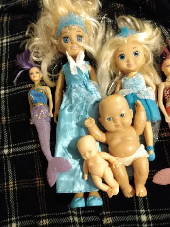 Lot de 7 poupées