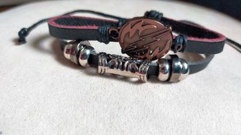 Bracelet cuir noir et perles métal – style rock/ethnique
