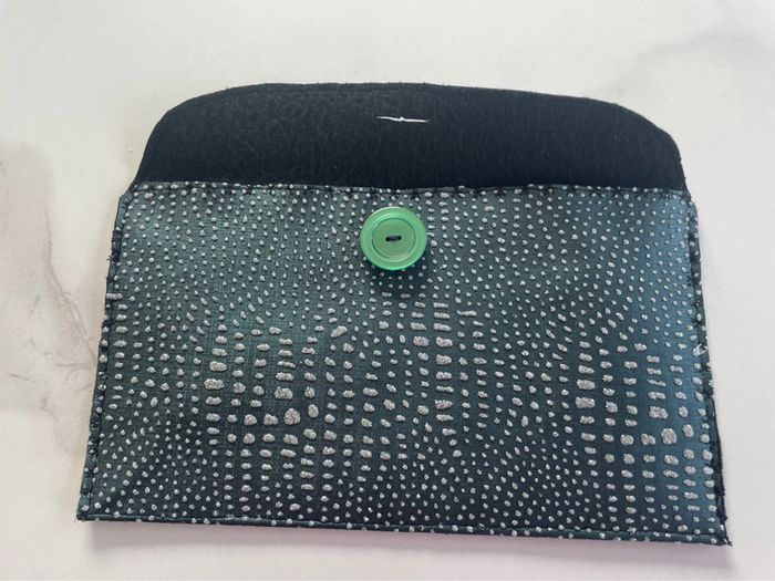 Jolie pochette similicuir vert avec reliefs neuve sac lunettes maquillage etc - photo numéro 6