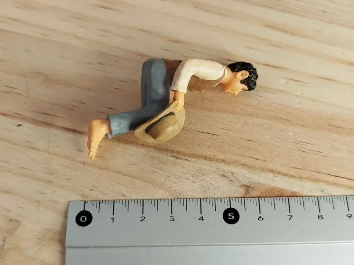 Schleich personnage homme au chapeau assis - photo numéro 5