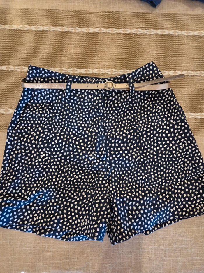 Short Camaïeu bleu marine et blanc avec ceinture dorée T34