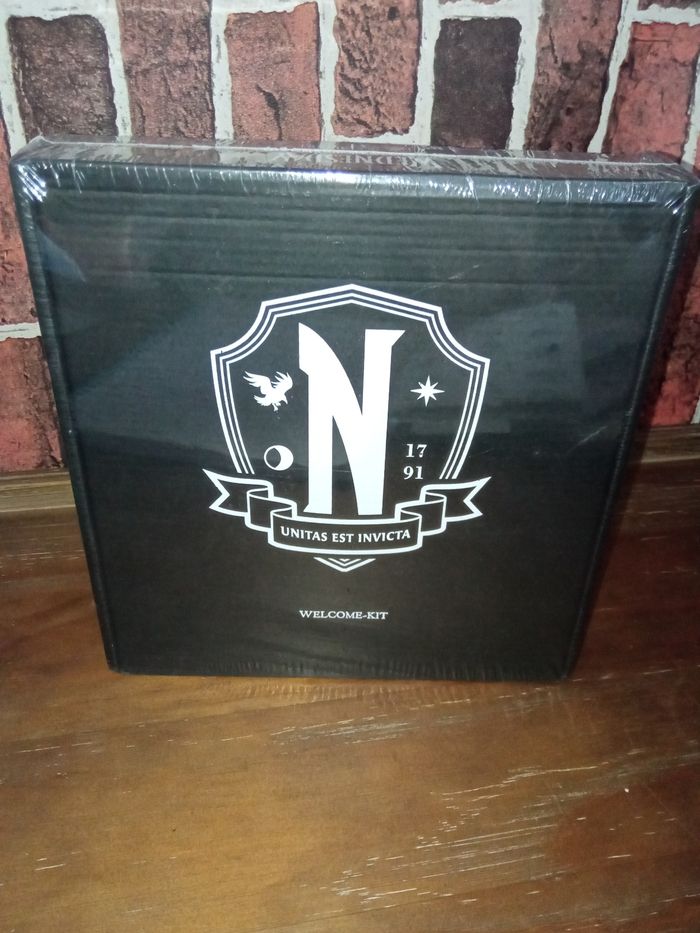 Coffret de la série Mercredi sur Netflix - photo numéro 2