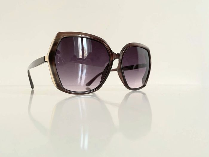 Lunette de soleil femme hexagonale marron miel et dorée verres dégradés uvprotection catégorie 3