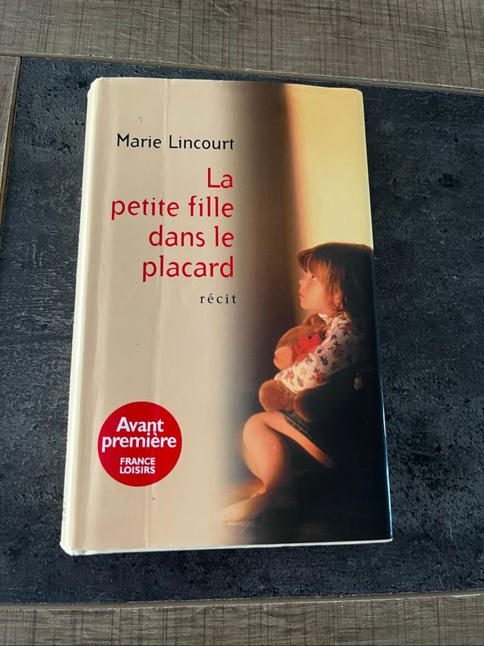 Livre la petite fille dans le placard
