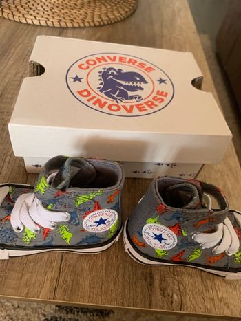 Converse dinosaure