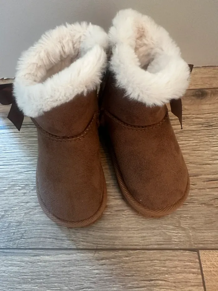Bottines fourrées bébé fille taille 22 - parfait état - photo numéro 2