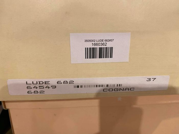 BOTTES ELIZABETH STUART NEUVES Bottes à talons Lude marron clair et beige talon : 7.5 cm - tige: 38 cm - T. 37 À vendre dans leur boite  VALEUR : 225E A VENDRE : 80e - photo numéro 4