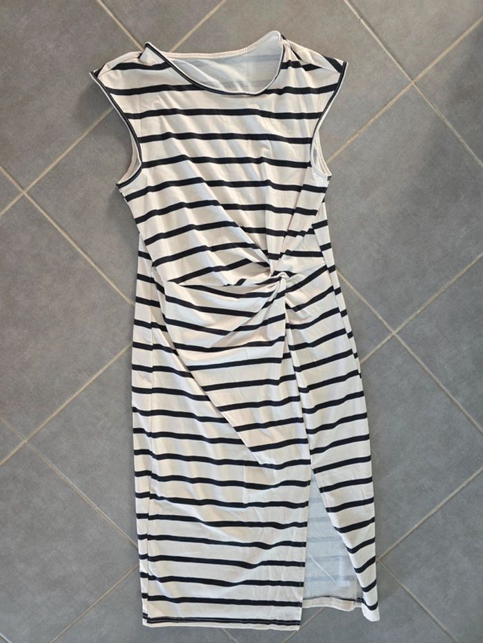 Robe beige rayée