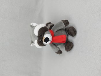 Peluche doudou raton laveur KINDER FERRERO gris écharpe rouge environ 24 cm