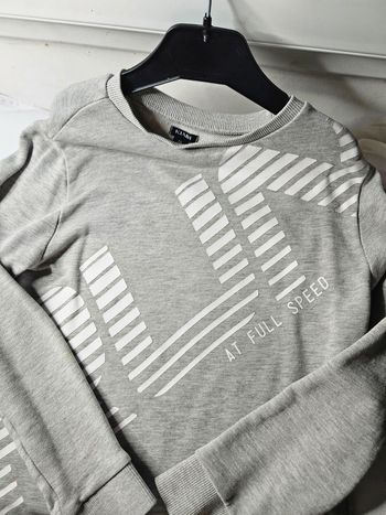Pull gris écriture