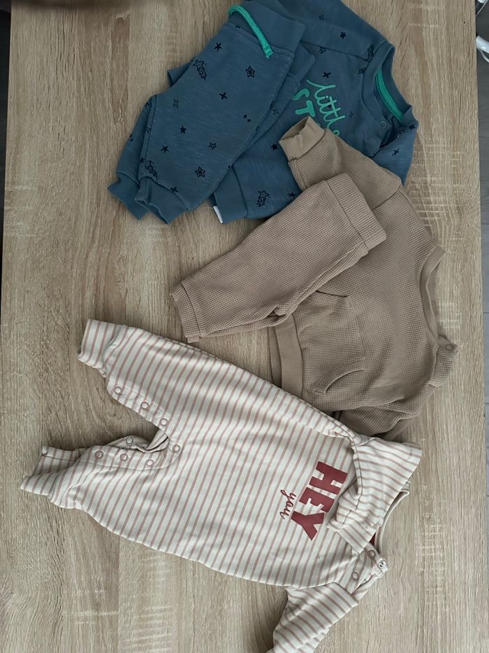 Lot vêtements naissance et un mois 109 pièces - photo numéro 9