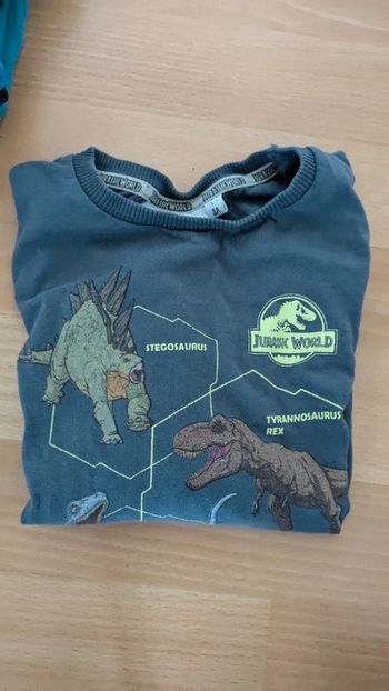 T-shirt 4 ans Jurassic world T-Rex vélociraptor stégosaure