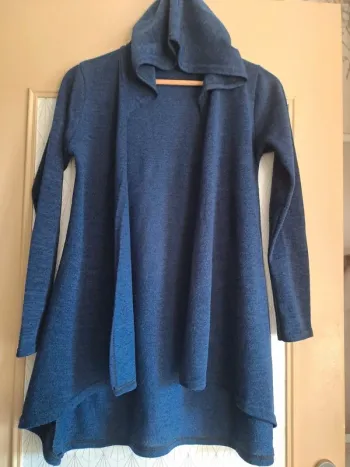 Gilet comme neuf fille 14 ans bleu à capuche porté 1 fois Lisa Bahia