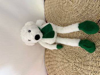 Peluche doudou ours blanc COURTE PAILLE écharpe vert