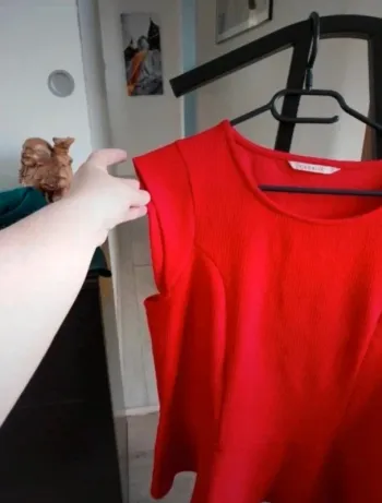 Haut Camaïeu rouge taille L neuf jamais porté mais étiquette coupée.