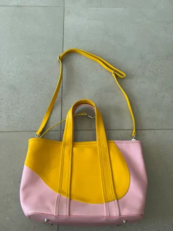 Sac à main rose et jaune Pierre Hardy, bon état mais il y a quelques traces d'usures, 26,5x22cm
