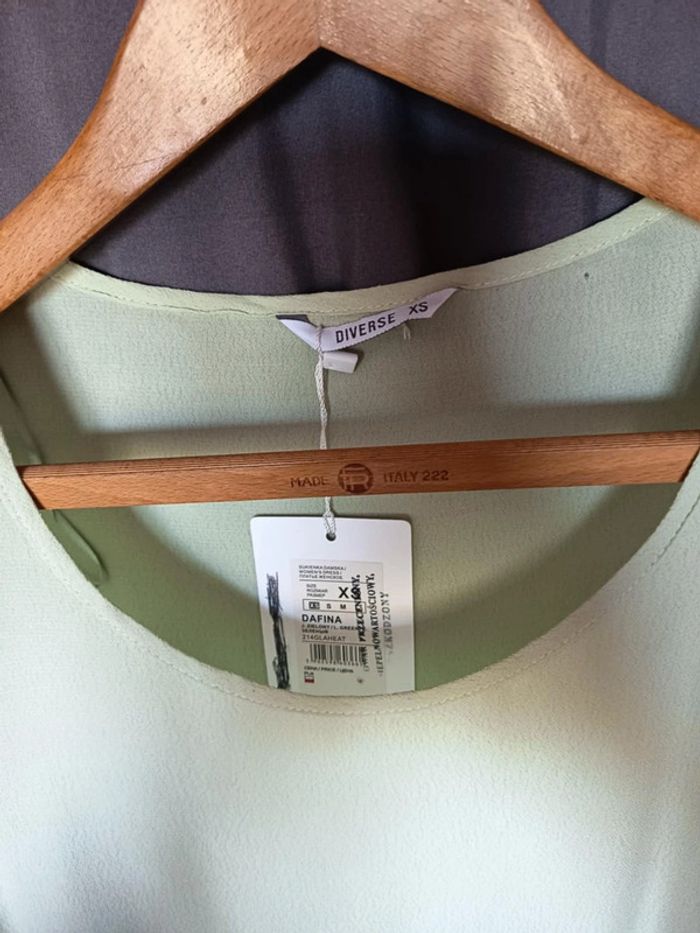 Robe habillée, à volant . Manches courtes. Marque Diverse. - photo numéro 4
