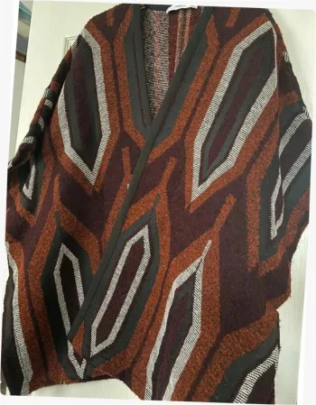 Cape laine graphique noire orange bordeaux Mango x Kate Moss