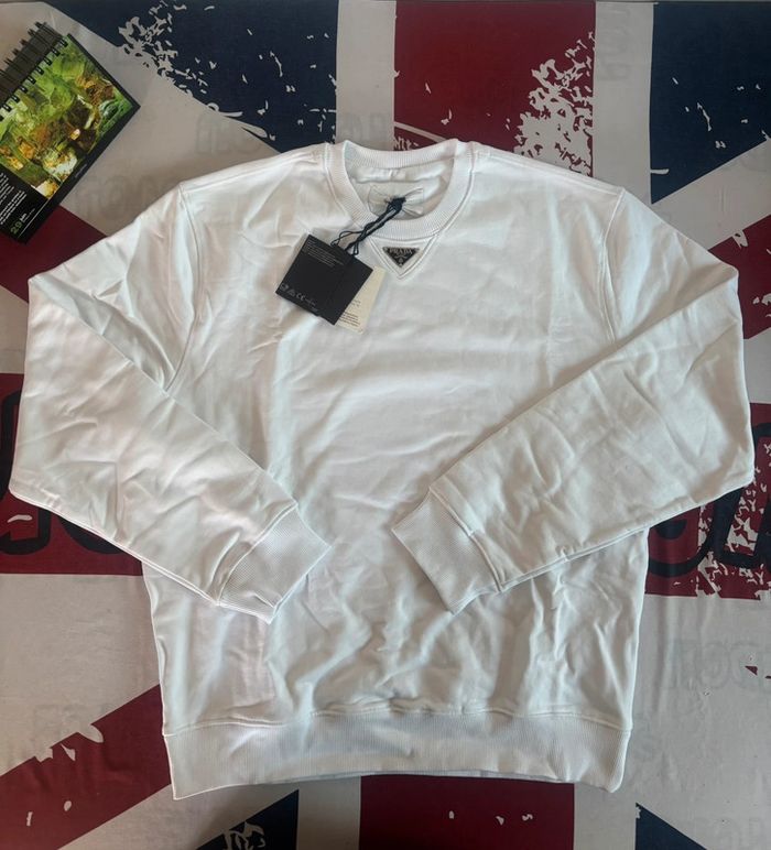 Sweat Prada blanc logo triangle en métal en dessous du col - photo numéro 2