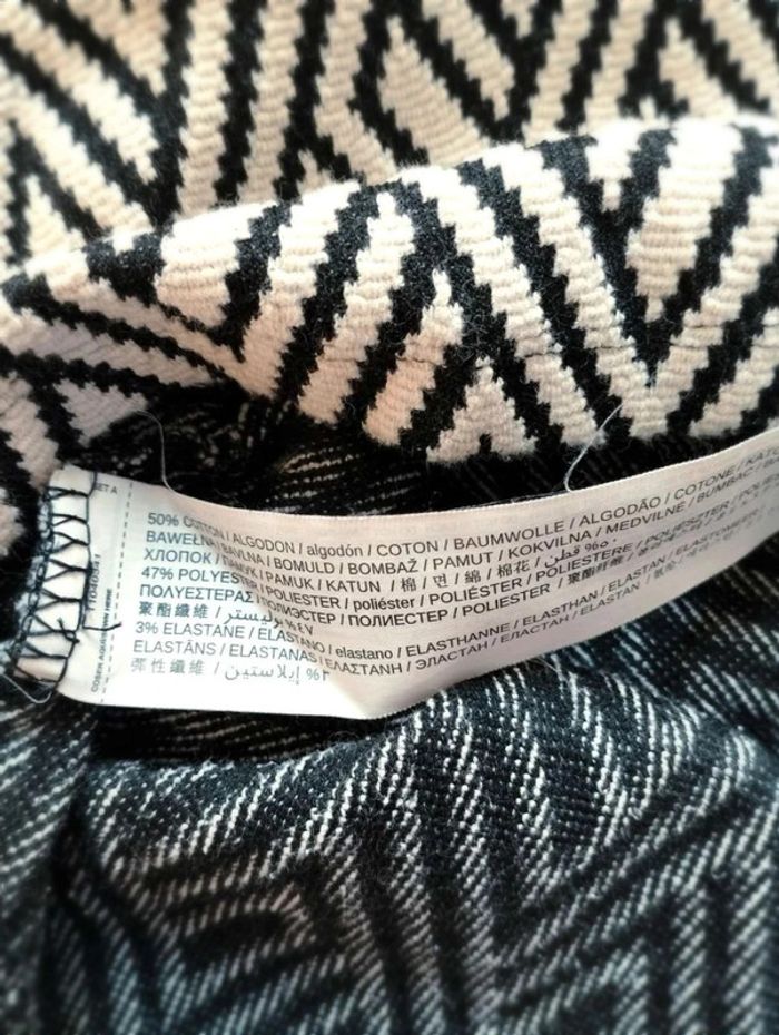 Robe  courte  moulante graphique  -  Noir écru - Mango - M- Parfait  état - photo numéro 8