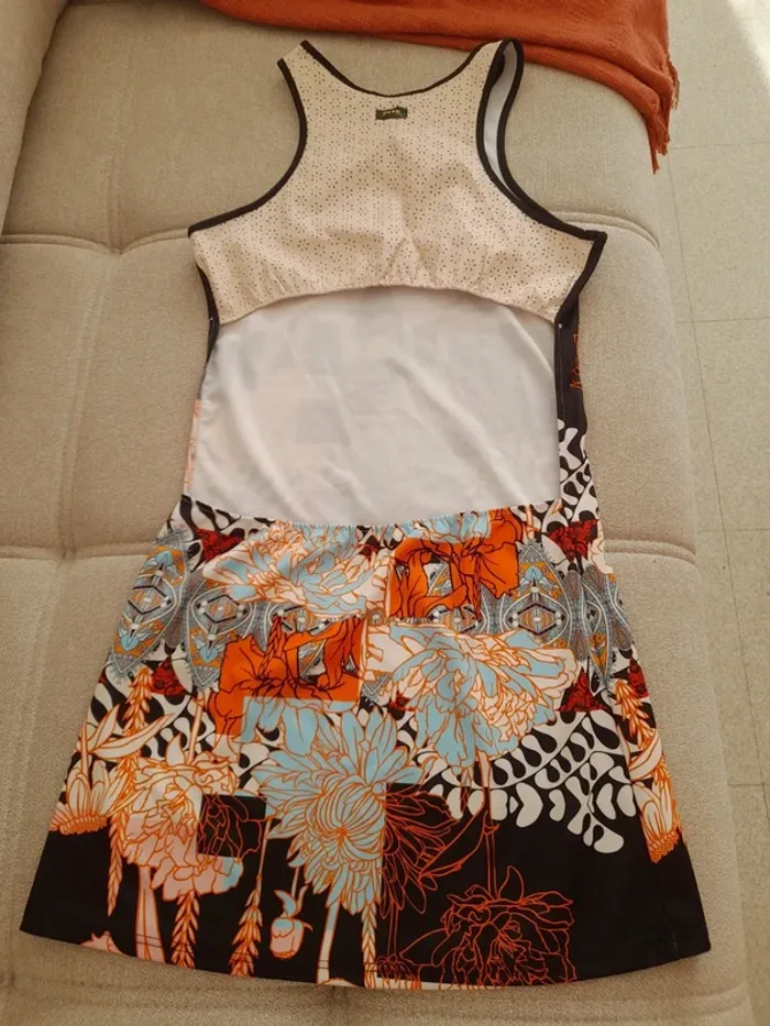 Robe courte moulante et dos nu - photo numéro 4